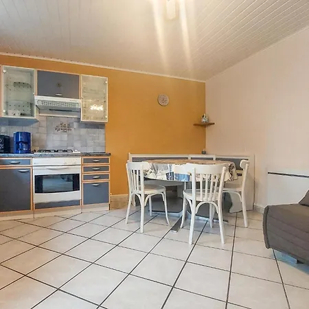 Nyaraló 1 Bedroom Cozy In